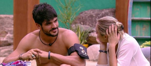 BBB18: No edredom, Jéssica parte para cima de Lucas e tasca beijo BBB18: No edredom, Jéssica parte para cima de Lucas e tasca beijo