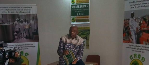 Bernard Djonga présentant son projet 40 mesures en 5 ans (c) Paul Chouta Bernard Djonga présentant son projet 40 mesures en 5 ans (c) Paul Chouta