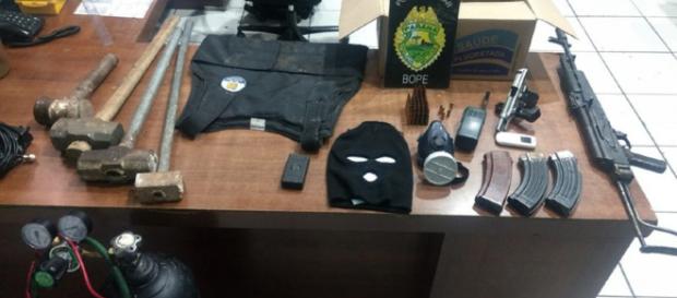 Dois morrem em confronto no esconderijo de gangue que tentou roubar carros-fortes Dois morrem em confronto no esconderijo de gangue que tentou roubar carros-fortes