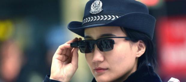 La policía china usa gafas de alta tecnología para atrapar sospechosos La policía china usa gafas de alta tecnología para atrapar sospechosos