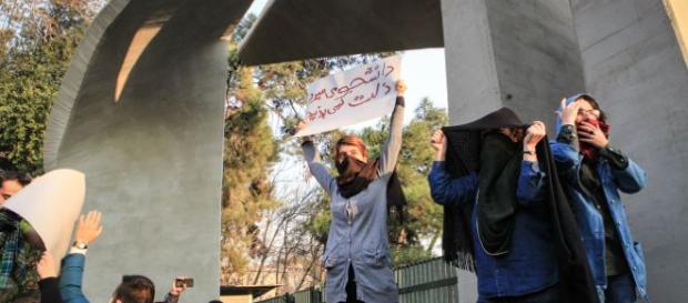 La réaction du régime des mollahs a été violente, avec 8 000 arrestations et au moins 12 personnes mortes sous la torture. La réaction du régime des mollahs a été violente, avec 8 000 arrestations et au moins 12 personnes mortes sous la torture.