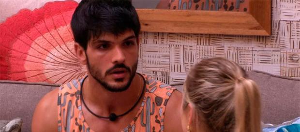 Lucas conversa com Jéssica (TV Globo - Divulgação Lucas conversa com Jéssica (TV Globo - Divulgação