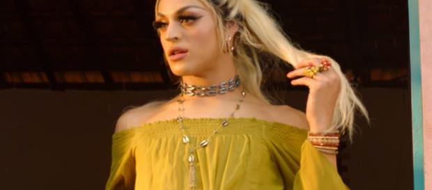 Pabllo Vittar se irrita com notícia e detona jornalista na web Pabllo Vittar se irrita com notícia e detona jornalista na web