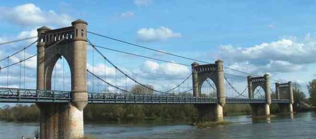 Pont de Langeais : Charlène et Benoît de Secret Story 11 ont sauvé un jeune homme suicidaire. Pont de Langeais : Charlène et Benoît de Secret Story 11 ont sauvé un jeune homme suicidaire.