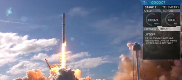 SpaceX : un lancement sans faute pour la Falcon Heavy (via Libération - liberation.fr) SpaceX : un lancement sans faute pour la Falcon Heavy (via Libération - liberation.fr)