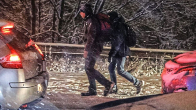 Bloqu&eacute;s par la neige, les automobilistes franciliens accusent les autorit&eacute;s et leur manque d'organisation.