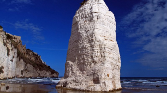 Il Pizzomunno, l'imponente monolite in pietra calcarea alto 25 metri.