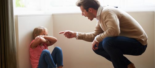 Padre sgrida bambino nel bresciano. Lui si impicca