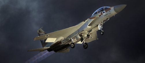 Un jet militare israeliano in volo.