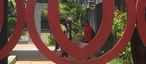 Jogador foi ao Ninho do Urubu se despedir de companheiros Jogador foi ao Ninho do Urubu se despedir de companheiros