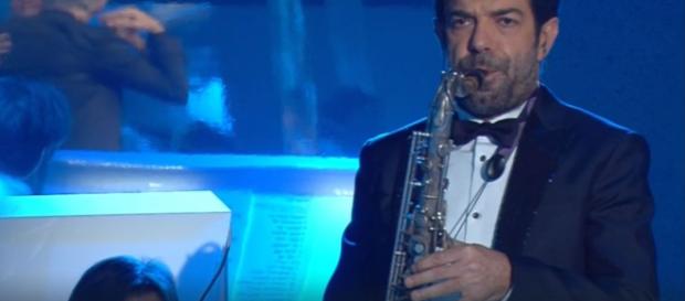 Pierfrancesco Favino suona il sax a Sanremo Pierfrancesco Favino suona il sax a Sanremo