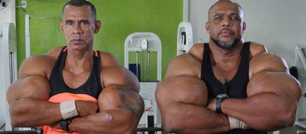 Tony 'Hulk' Geraldo, 49 ani și Alvaro 'Conan' Pereira, 50 ani sunt considerați uriașii Braziliei - Foto: Daily Mail (© Barcroft Media) Tony 'Hulk' Geraldo, 49 ani și Alvaro 'Conan' Pereira, 50 ani sunt considerați uriașii Braziliei - Foto: Daily Mail (© Barcroft Media)