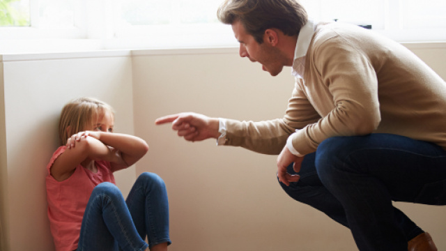 Padre sgrida bambino nel bresciano. Lui si impicca