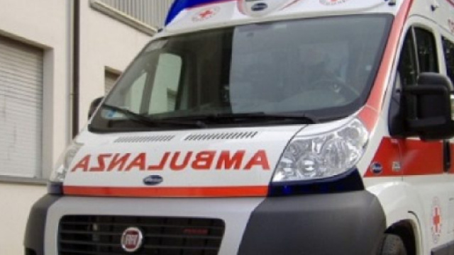 Tragedia familiare: bimbo di otto anni si impicca con una sciarpa