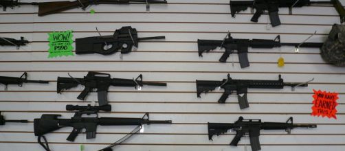 Automatic weapons at gun range, Las Vegas (Image credit – Cory Doctorow, Wikimedia Commons)