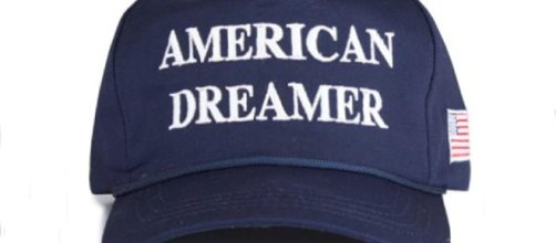 Esta es la nueva gorra "Américan Dreamer" que cuesta 50 dólares. Foto: Cortesía del Comité de Campaña del presidente Donald Trump.
