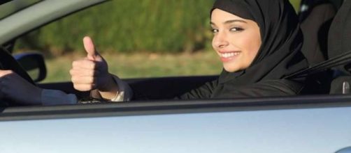 Le donne arabe prendono lezioni di guida