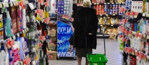 Un'anziana si è sentita male tra i corridoi di un supermercato di Padova affamata dopo un inverno di stenti e privazioni.