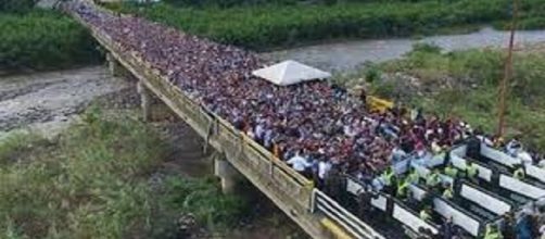 Venezolanos cruzando la frontera hacia Colombia