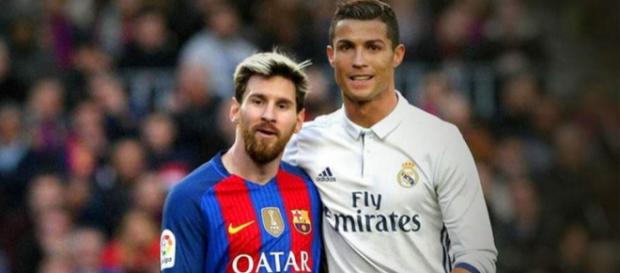 Cristiano y Messi saludándose en un clásico Cristiano y Messi saludándose en un clásico