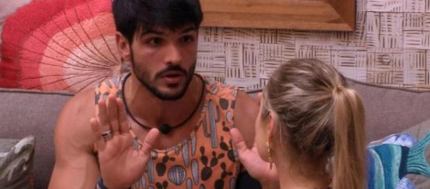 Jéssica chora sentindo falta de Lucas Jéssica chora sentindo falta de Lucas