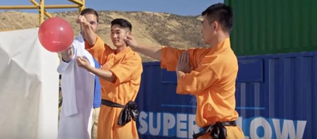 Segundo o mestre Shaolin a técnica leva cerca de dez anos para ser apreendida (THE SUPER SLOW SHOW) Segundo o mestre Shaolin a técnica leva cerca de dez anos para ser apreendida (THE SUPER SLOW SHOW)