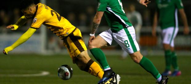 Sutton United tendrá que abandonar su campo de lanzamiento de 3G si es promovido a la Liga Dos, o enfrenta un doble castigo Sutton United tendrá que abandonar su campo de lanzamiento de 3G si es promovido a la Liga Dos, o enfrenta un doble castigo
