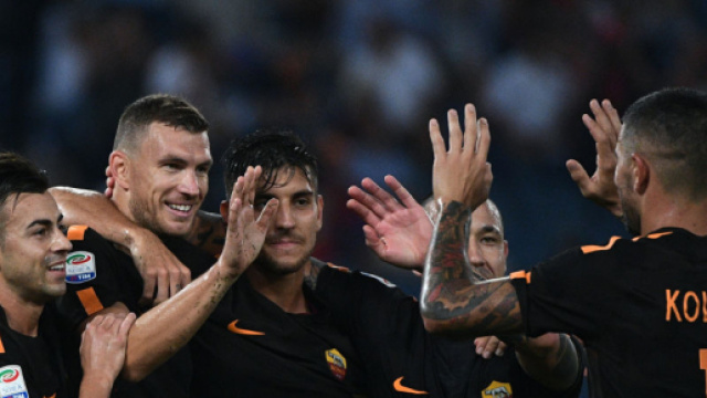 Edin Dzeko, abbracciato dai suoi compagni dopo un gol