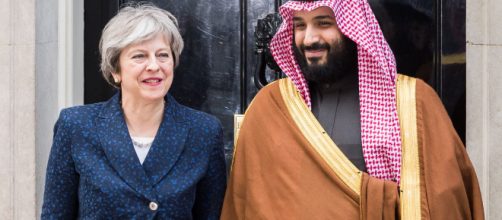 Theresa May posa con Mohammed bin Salman al di fuori di 10 Downing Street durante la visita del principe ereditario saudita nel Regno Unito