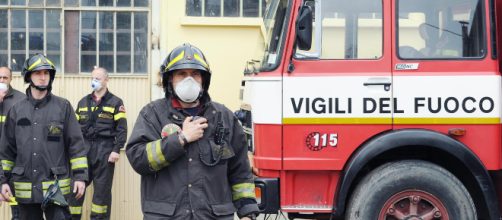 Vigili del fuoco chiamati a spegnere l'incendio.