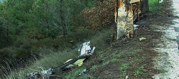 Automóvel ficou destruído depois de ter chocado contra uma árvore Automóvel ficou destruído depois de ter chocado contra uma árvore