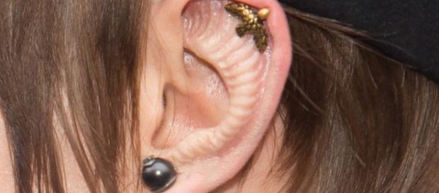 Cara Delevingne sorprende con pequeño detalle en sus orejas Cara Delevingne sorprende con pequeño detalle en sus orejas