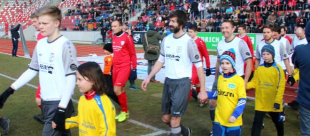 Marc Janke (Dritter Marbacher (weiß) von links) war maßgeblich am 2:0-Sieg gegen den FC Borntal beteiligt. Foto: Martin Bogatz Marc Janke (Dritter Marbacher (weiß) von links) war maßgeblich am 2:0-Sieg gegen den FC Borntal beteiligt. Foto: Martin Bogatz