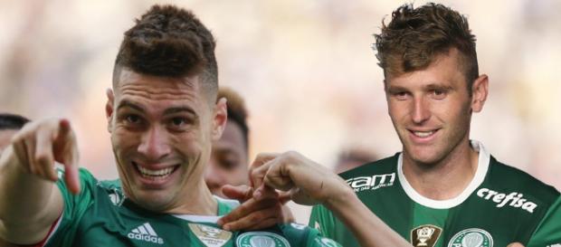 Moisés comemorando o gol, ao lado de Fabiano. (foto reprodução). Moisés comemorando o gol, ao lado de Fabiano. (foto reprodução).
