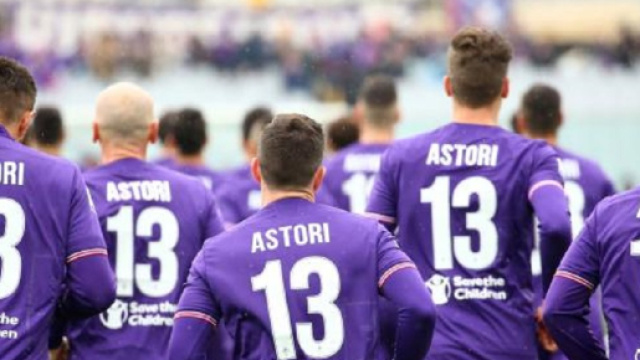 Maillots floqués du nom de Davide Astori et son numéro 13 à l'échauffement