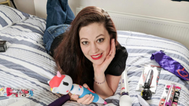 Un impiegata inglese ha lasciato il lavoro in banca per dedicarsi alle recensioni di sex toys