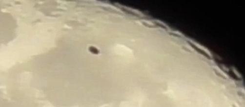 Astrônomo grava suposto UFO perto da lua, em 2 de março (Divulgação)
