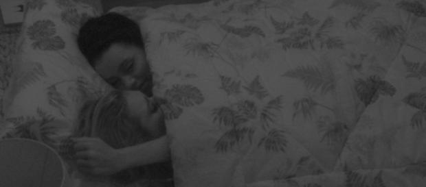 Ana Clara e Gleici vão pra debaixo do edredom, após festa no BBB18. (foto reprodução). Ana Clara e Gleici vão pra debaixo do edredom, após festa no BBB18. (foto reprodução).