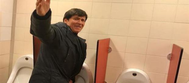 Gianni Morandi: ecco la foto in un bagno pubblico fatta da una fan Gianni Morandi: ecco la foto in un bagno pubblico fatta da una fan