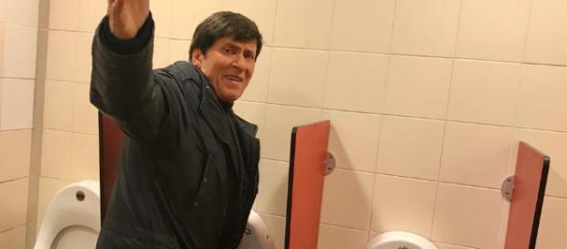Gianni Morandi immortalato in una toilette Gianni Morandi immortalato in una toilette
