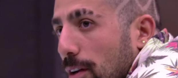 Kaysar se descontrola e coloca Patrícia contra a parede Kaysar se descontrola e coloca Patrícia contra a parede