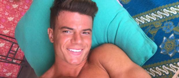 Les Anges 10 : Une photo compromettante d'Adrien Laurent fait le buzz, il réagit enfin ! Les Anges 10 : Une photo compromettante d'Adrien Laurent fait le buzz, il réagit enfin !
