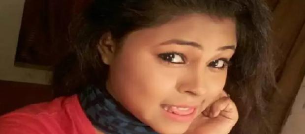 Moumita Saha é encontrada morta em sua casa, junto a um bilhete de despedida Moumita Saha é encontrada morta em sua casa, junto a um bilhete de despedida