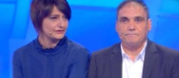 Tony apre la busta ma solo alla figlia Valeria. Tony apre la busta ma solo alla figlia Valeria.