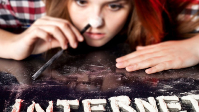 Dipendenze: cellulari e web vere e proprie droghe moderne.. Dr ... - zambellorenzo.it