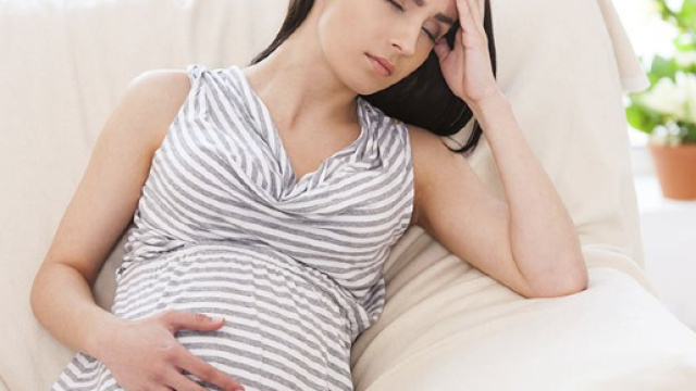 In alto, giovane ragazza incinta