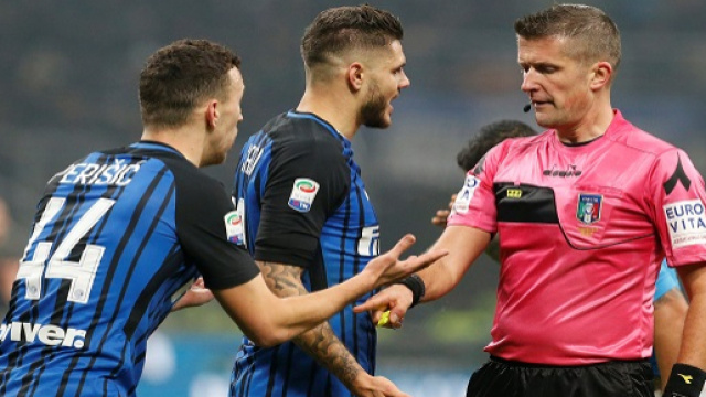 Perisic e Icardi protestano con Orsato - Foto Reuters