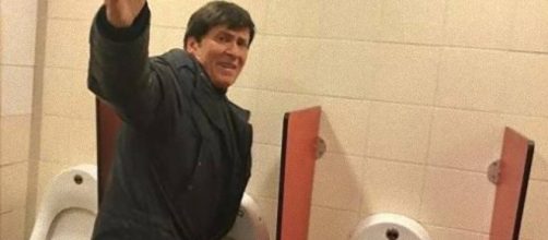 Gianni Morandi fotografato nel WC dell'Autogrill.