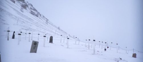 Il cimitero di Longyearbyen in Norvegia è inattivo da 70 anni. Qui è 'vietato' morire.