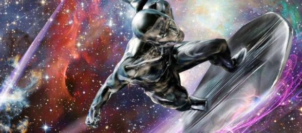 El Silver Surfer esgrime el poderoso Mjolnir de Thor en la batalla final del Universo Marvel. El Silver Surfer esgrime el poderoso Mjolnir de Thor en la batalla final del Universo Marvel.